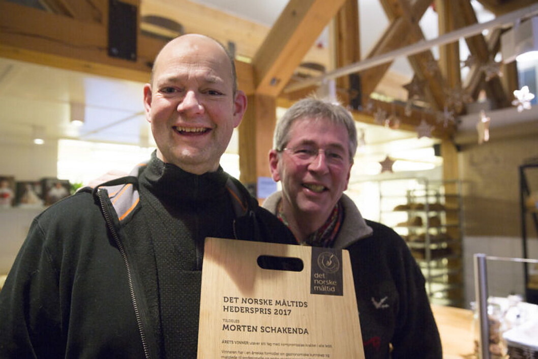Det Norske Måltids hederspris til Morten Schakenda. Her sammen med tidligere vinner, Arne Brimi. (Foto: Det Norske Måltid) Det Norske Måltids hederspris til Morten Schakenda. Her sammen med tidligere vinner, Arne Brimi. (Foto: Det Norske Måltid)