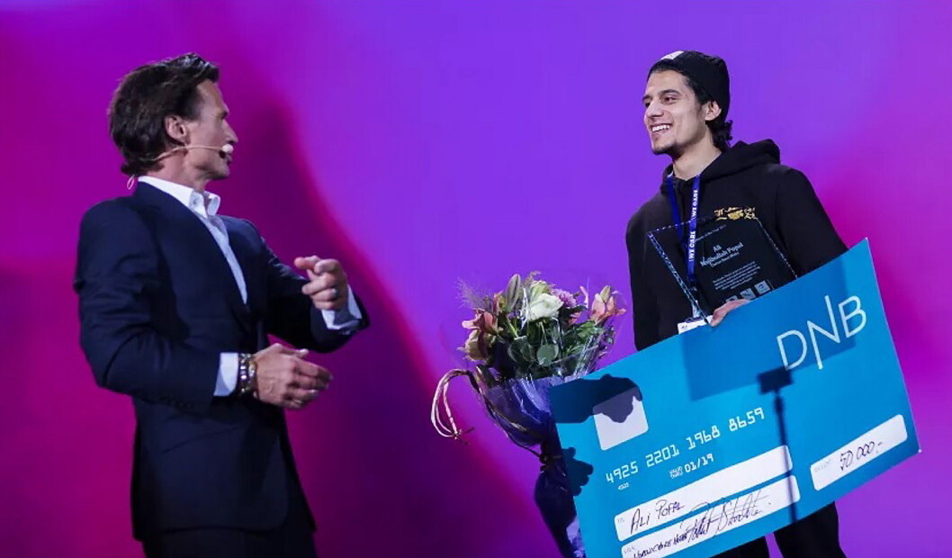 Petter A. Stordalen overrakte Ali Popal mer enn bare prisen for Årets medarbeider under helgens medarbeidersamling i Nordic Choice Hotels. (Foto: Nordic Choice Hotels) Petter A. Stordalen overrakte Ali Popal mer enn bare prisen for Årets medarbeider under helgens medarbeidersamling i Nordic Choice Hotels. (Foto: Nordic Choice Hotels)