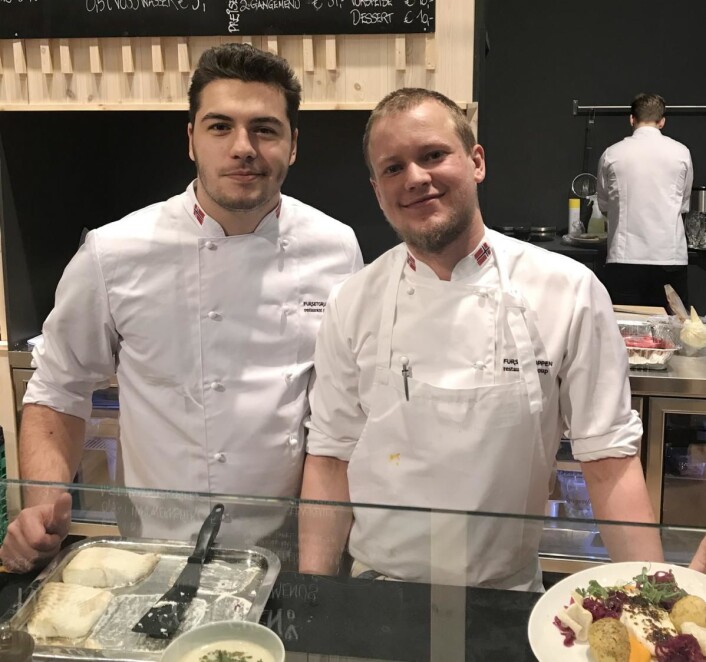 Jovan Mijuskovic og Arnold Egeli er med i Fursetgruppens team på Grüne Woche. (Foto: Fursetgruppen) Jovan Mijuskovic og Arnold Egeli er med i Fursetgruppens team på Grüne Woche. (Foto: Fursetgruppen)