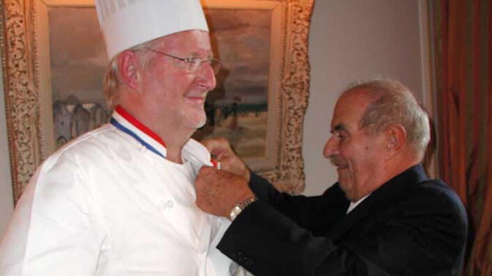 Paul Bocuse deler ut medaljen som viser at Eyvind Hellstrøm er ridder av den franske Æreslegionen i 2007. (Foto: Arkiv) Paul Bocuse deler ut medaljen som viser at Eyvind Hellstrøm er ridder av den franske Æreslegionen i 2007. (Foto: Arkiv)