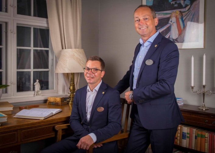 Kenneth Kvam Tangen (til venstre) og Morten Leite er nytt vertskap på Ringnes Gård. (Foto: Helle Madsen) Kenneth Kvam Tangen (til venstre) og Morten Leite er nytt vertskap på Ringnes Gård. (Foto: Helle Madsen)