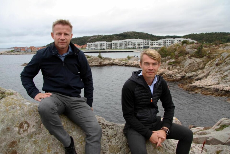I den vesle vika bak brødrene Gaute (til venstre) og Stig Ubostad skal restaurant Under bygges. Bak i bildet Lindesnes Havhotell. (Foto: Morten Holt)