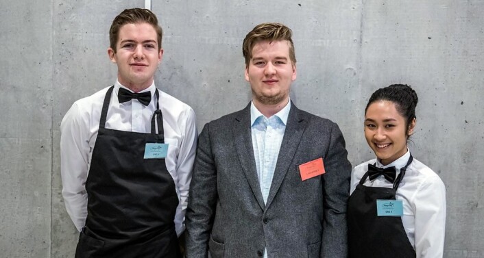 Laget fra Cru g BA53 vant servitørklassen i Norgescup. Laget besto av Ole August Rosengren (fra venstre), lagleder Kim Høiem Rønning og Jenny Nguyen. (Foto: Arrangøren) Laget fra Cru g BA53 vant servitørklassen i Norgescup. Laget besto av Ole August Rosengren (fra venstre), lagleder Kim Høiem Rønning og Jenny Nguyen. (Foto: Arrangøren)