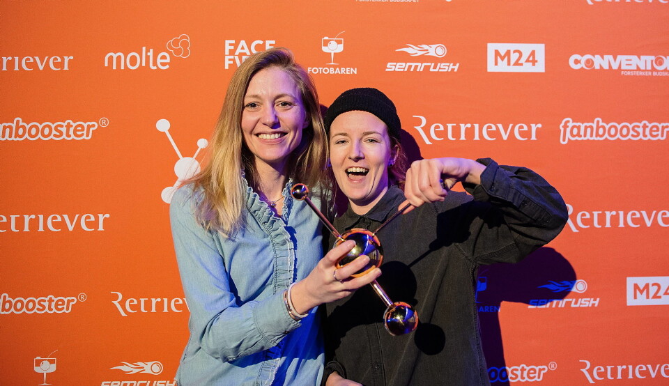 Silje Helene Fjeld (til venstre) og Martine Skjekkeland fra Naug & Venner mottok prisen på vegne av Ali Kaffe og Støttegruppa for B-mennesker. (Foto: Facefirst)