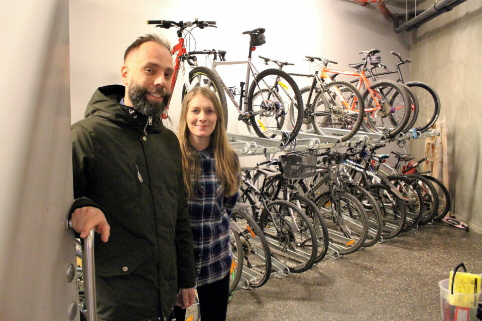 Tarje Haakstad og Mari Klundby har sørget for at Vulkan Burger & Bars ansatte kan parkere syklene trygt innendørs. (Foto: Roar Løkken)