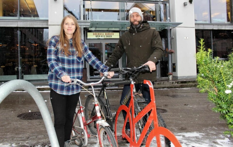 Tarje Haakstad (til venstre), med en far som er sykkelreparatør, har sammen med daglig leder og sykkelansvarlig Mari Klundby, gått i bresjen for å få Vulkan Burger & Bar sertifisert som Sykkelvennlig arbeidsplass. (Foto: Roar Løkken)
