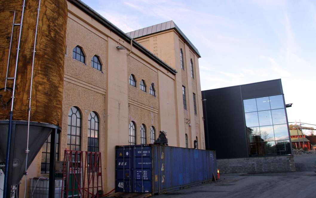 Nøgne Ø - med det gamle og nye bygget. (Foto: Morten Holt) Nøgne Ø - med det gamle og nye bygget. (Foto: Morten Holt)