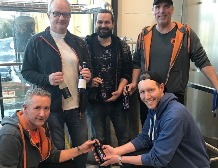 Nøgne Øs bryggere. Fra venstre Paul Arvid Håstø, Brock Bennett (sake-brygger), Arne Edvard Hortemo, Reier Hetland (foran) og Alf Reidar Robstad.<br /><br />(Foto: Nøgne ø) Nøgne Øs bryggere. Fra venstre Paul Arvid Håstø, Brock Bennett (sake-brygger), Arne Edvard Hortemo, Reier Hetland (foran) og Alf Reidar Robstad.<br /><br />(Foto: Nøgne ø)