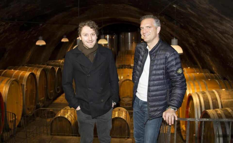 Simon Zimmermann i vinkjelleren hos Weingut Wittmann sammen med Philipp Wittmann. (Foto: Jørn G. Broll)