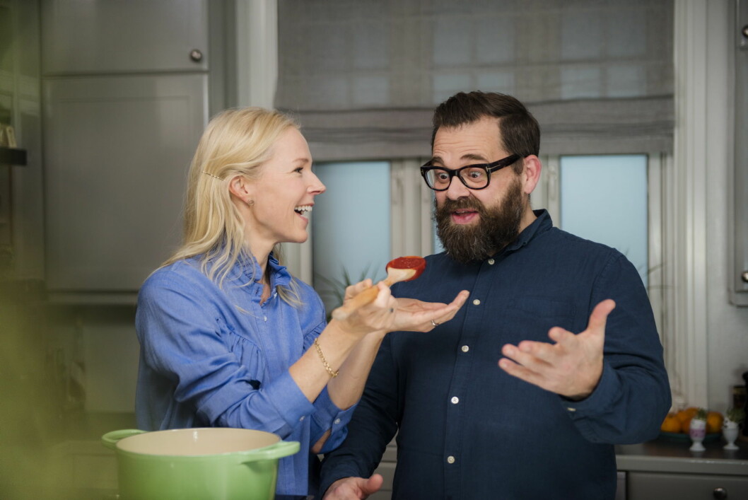 Kostholdsekspert og lege Berit Nordstrand sammen med programleder Klaus Sonstad i den nye TV 2-serien «Bra godt». (Foto: TV 2)