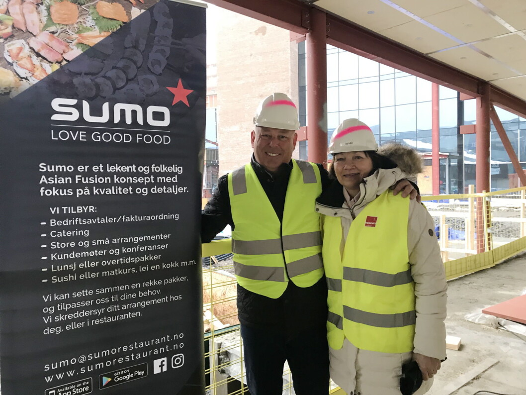 Finn-Axel Rasmussen sammen med senterdirektør på Storo Storsenter, Unni Merethe Aasgaard. (Foto: Sumo) Finn-Axel Rasmussen sammen med senterdirektør på Storo Storsenter, Unni Merethe Aasgaard. (Foto: Sumo)