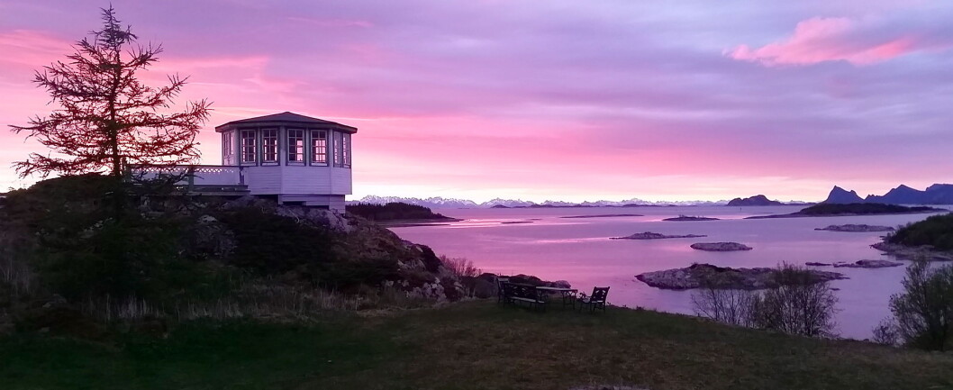 Villa Haugen er De Historiskes tredje destinasjon i Nord-Norge. Her utsikt fra Grøtøya mot Lofoten/Vesterålen (i bakgrunnen) og Engeløya, til høyre i bildet. Like til høyre for huset skimtes det majestetiske fjellet Møysalen. (Foto: De Historiske) Villa Haugen er De Historiskes tredje destinasjon i Nord-Norge. Her utsikt fra Grøtøya mot Lofoten/Vesterålen (i bakgrunnen) og Engeløya, til høyre i bildet. Like til høyre for huset skimtes det majestetiske fjellet Møysalen. (Foto: De Historiske)