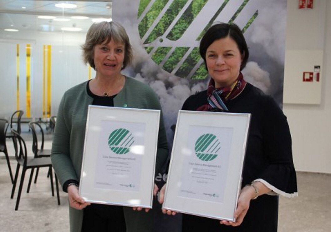 Anita Winsnes, daglig leder i Stiftelsen Miljømerking og Mona Dehli, direktør for Business Unit I, Single Services i Coor Norge. (Foto: Coor Norge) Anita Winsnes, daglig leder i Stiftelsen Miljømerking og Mona Dehli, direktør for Business Unit I, Single Services i Coor Norge. (Foto: Coor Norge)