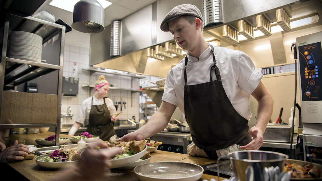 Kokk Glenn Svensson i aksjon på restaurant «Bønder i Byen». (Foto: Spis ute-uka/Kristian Hole) Kokk Glenn Svensson i aksjon på restaurant «Bønder i Byen». (Foto: Spis ute-uka/Kristian Hole)