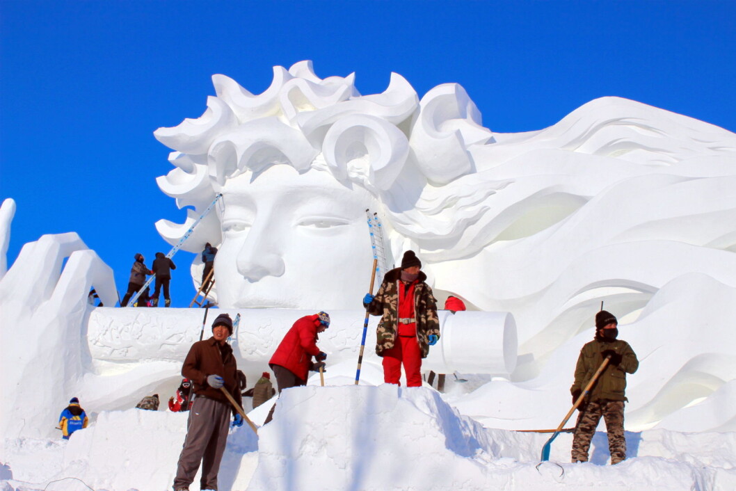 Bildet viser hvilke enorme dimensjoner de kinesiske kunstnerne er vant til å arbeide med. Dette er fra Harbin i Kina. (Foto: DestinasjonsKirurgene) Bildet viser hvilke enorme dimensjoner de kinesiske kunstnerne er vant til å arbeide med. Dette er fra Harbin i Kina. (Foto: DestinasjonsKirurgene)
