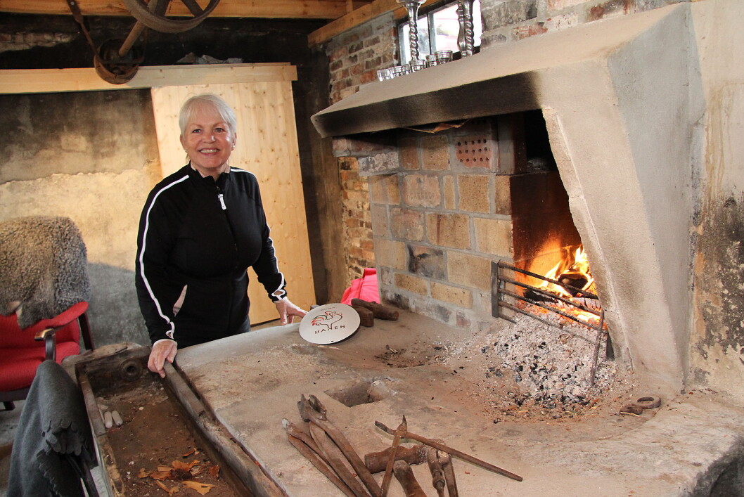 Eli Undheim inne i den gamle smia, som er gjort om til et lite koselig serveringssted på Undheim på Høg-Jæren. (Foto: Morten Holt) Eli Undheim inne i den gamle smia, som er gjort om til et lite koselig serveringssted på Undheim på Høg-Jæren. (Foto: Morten Holt)