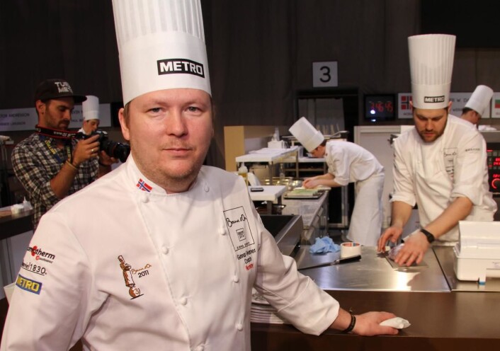 Gunnar Hvarnes er også med på laget. Her er han coach for Norges forrige Bocuse d'Or-deltaker, Christopher W. Davidsen. (Foto: Morten Holt) Gunnar Hvarnes er også med på laget. Her er han coach for Norges forrige Bocuse d'Or-deltaker, Christopher W. Davidsen. (Foto: Morten Holt)