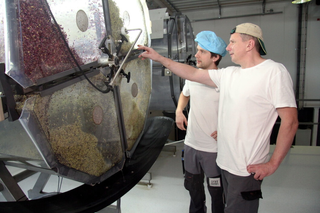 Fabrikksjef Evgeny Markevich sammen med polske Józef Pleskot (nærmest), som er utdannet agronom og som har vært grønnsakprodusent i Polen. (Foto: Morten Holt) Fabrikksjef Evgeny Markevich sammen med polske Józef Pleskot (nærmest), som er utdannet agronom og som har vært grønnsakprodusent i Polen. (Foto: Morten Holt)