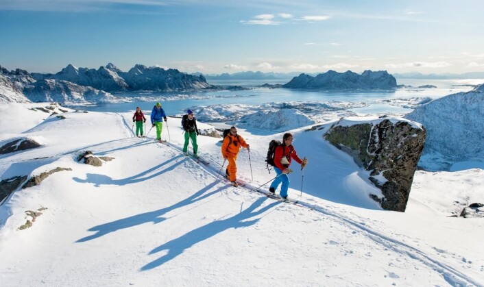 På topptur i Lofoten med Arctic Haute Route. (Foto: Sverre Hjørnevik) På topptur i Lofoten med Arctic Haute Route. (Foto: Sverre Hjørnevik)