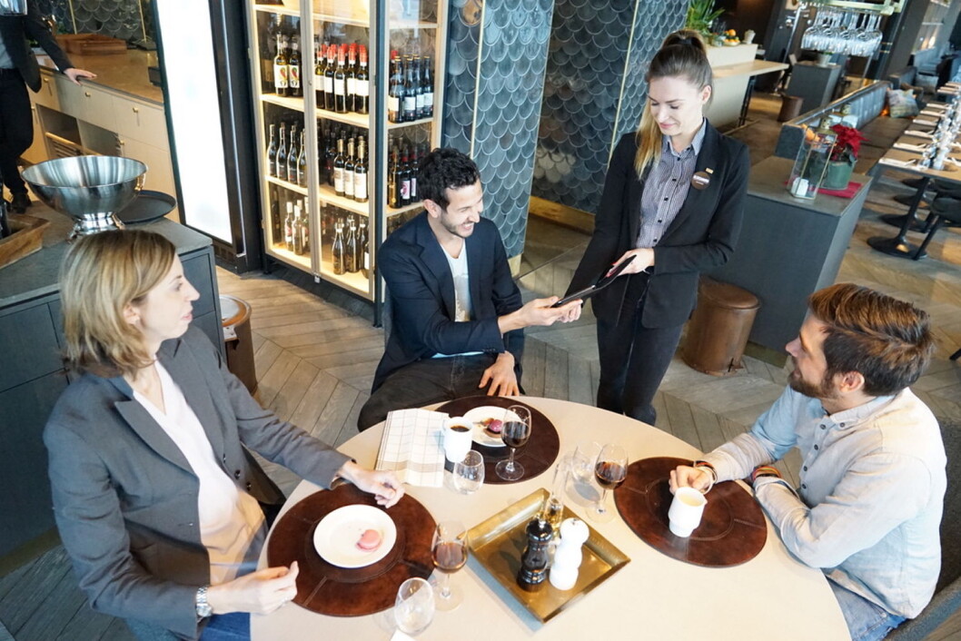 Foodback har utviklet en regningsmappe for restauranter for å kunne gi spisestedene de ferskeste tilbakemeldingene fra sine gjester. Kitchen&Table på Clarion Hotel Air ved Stavanger lufthavn, Sola bruker betalingsmappen i dag, og er strålende fornøyd. (Foto: Hilde Garlid, Validé) Foodback har utviklet en regningsmappe for restauranter for å kunne gi spisestedene de ferskeste tilbakemeldingene fra sine gjester. Kitchen&Table på Clarion Hotel Air ved Stavanger lufthavn, Sola bruker betalingsmappen i dag, og er strålende fornøyd. (Foto: Hilde Garlid, Validé)