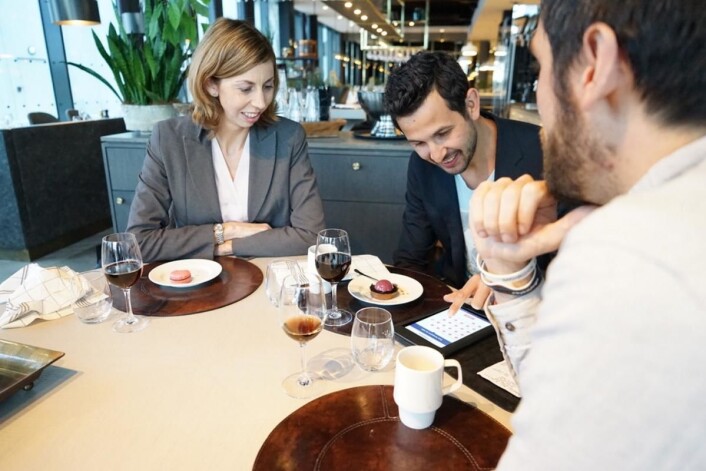 Gjestene får fire av 40 spørsmål om mat, service og alt annet som er viktig for å restaurant å vite om sine gjester. Spørsmålene kommer med regningsmappen og er koblet til Vipps. Det øker svarprosenten mens matopplevelsen er fersk. Mappene brukes i dag på «De Historiske hotel og Spisesteder» og som her, på Kitchen&Table på Clarion Hotel Air ved Stavanger lufthavn, Sola. F.v: Marie Hatjoullis-Olsen, Daniel Chaibi og Stian Løkling Pedersen. (Foto: Hilde Garlid, Validé) Gjestene får fire av 40 spørsmål om mat, service og alt annet som er viktig for å restaurant å vite om sine gjester. Spørsmålene kommer med regningsmappen og er koblet til Vipps. Det øker svarprosenten mens matopplevelsen er fersk. Mappene brukes i dag på «De Historiske hotel og Spisesteder» og som her, på Kitchen&Table på Clarion Hotel Air ved Stavanger lufthavn, Sola. F.v: Marie Hatjoullis-Olsen, Daniel Chaibi og Stian Løkling Pedersen. (Foto: Hilde Garlid, Validé) 