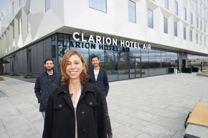 Clarion Hotel Air ved Stavanger lufthavn, Sola, er blant dem som bruker feedback-mappen til Foodback i sin restaurant. Gründerselskapet Foodback er klar for å ta produktet ut i verden. F.v: Stian Løkling Pedersen, Marie Hatjoullis-Olsen og Daniel Chaibi. (Foto: Hilde Garlid, Validé) Clarion Hotel Air ved Stavanger lufthavn, Sola, er blant dem som bruker feedback-mappen til Foodback i sin restaurant. Gründerselskapet Foodback er klar for å ta produktet ut i verden. F.v: Stian Løkling Pedersen, Marie Hatjoullis-Olsen og Daniel Chaibi. (Foto: Hilde Garlid, Validé)