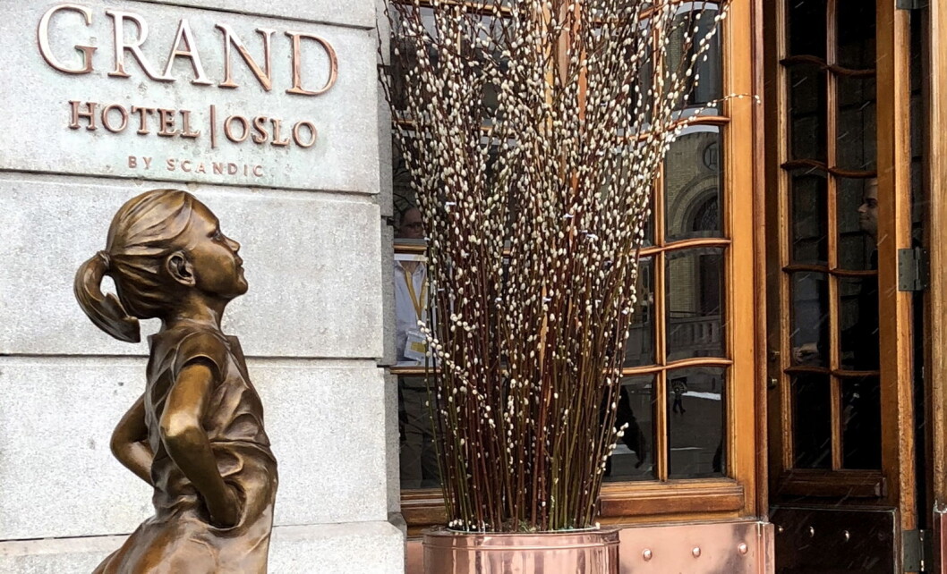Fryktløs liten jente på plass utenfor Grand Hotel. (Foto: Grand Hotel) Fryktløs liten jente på plass utenfor Grand Hotel. (Foto: Grand Hotel)