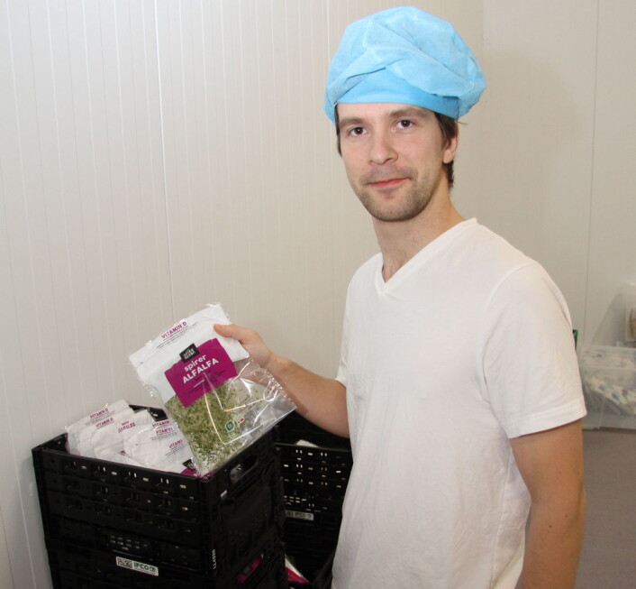 Fabrikksjef Evgeny Markevich med en ferdig pakket pose med alfalfa-spirer. (Foto: Morten Holt) Fabrikksjef Evgeny Markevich med en ferdig pakket pose med alfalfa-spirer. (Foto: Morten Holt)