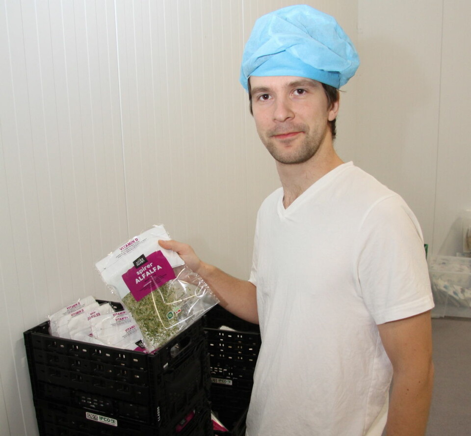 Fabrikksjef Evgeny Markevich med en ferdig pakket pose med alfalfa-spirer. (Foto: Morten Holt)