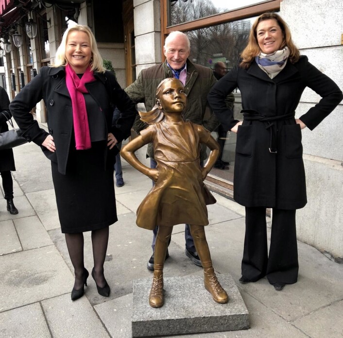 «Fearless girl» ble avduket utenfor Grand Hotel 8. mars 2018. Fra venstre hotelldirektør Fredrikke Næss, styreleder Christian Ringnes og NHO-direktør Kristin Skogen Lund. (Foto: Grand Hotel) «Fearless girl» ble avduket utenfor Grand Hotel 8. mars 2018. Fra venstre hotelldirektør Fredrikke Næss, styreleder Christian Ringnes og NHO-direktør Kristin Skogen Lund. (Foto: Grand Hotel)