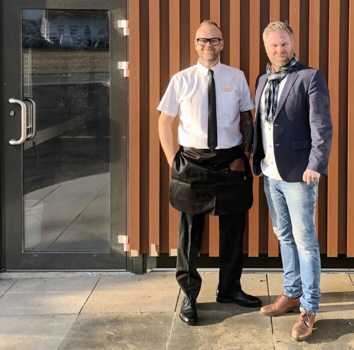 Restaurantsjef Boas Boasson (til venstre) og franchisetager Ronny Sigbjørnsen utenfor den nye McDonald's- restauranten i Sola. (Foto: McDonald’s Sola) Restaurantsjef Boas Boasson (til venstre) og franchisetager Ronny Sigbjørnsen utenfor den nye McDonald's- restauranten i Sola. (Foto: McDonald’s Sola)