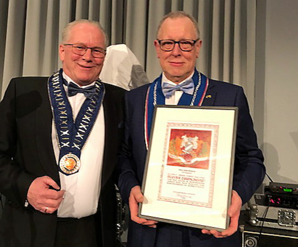 Hans Dahl Ørstadvik (til høyre) er tildelt NKLs høyeste utmerkelse. Her sammen med president i NKL, Helge Johansen. (Foto: NKL)