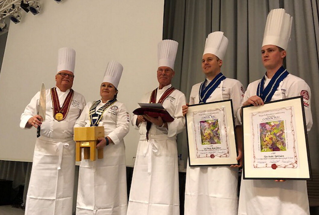 Fra utdelingen: Svein Magnus Gjønvik (serimonimester og nærer av NKFs Cordon Rouge), Kristine Høiesen Hartviksen (president i Nordisk Kjøkkensjef Federasjon), Einar Øverås (ærespresident I Nordisk Kjøkkensjef Federasjon), Kjell Patrick Ørmen Johnsen (NM-vinner 2017) og Kåre Andre Hjartholm (NM-vinner 2016). (Foto: NKL) Fra utdelingen: Svein Magnus Gjønvik (serimonimester og nærer av NKFs Cordon Rouge), Kristine Høiesen Hartviksen (president i Nordisk Kjøkkensjef Federasjon), Einar Øverås (ærespresident I Nordisk Kjøkkensjef Federasjon), Kjell Patrick Ørmen Johnsen (NM-vinner 2017) og Kåre Andre Hjartholm (NM-vinner 2016). (Foto: NKL)