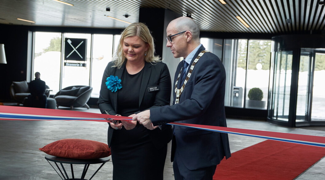 Hotelldirektør Anne-Margrethe Tveit og Tom Staahle, Ordfører i Ullensaker kommune klipper snoren under åpningen i dag, 15. mars (Foto: Jonas Berglund) Hotelldirektør Anne-Margrethe Tveit og Tom Staahle, Ordfører i Ullensaker kommune klipper snoren under åpningen i dag, 15. mars (Foto: Jonas Berglund)
