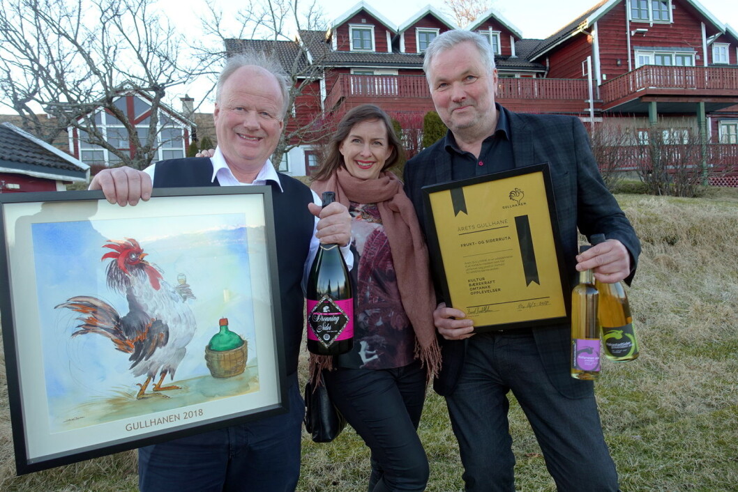 Årets GullHane til Frukt- og siderruta. Fra venstre Nils Lekve, Christine Baglo og Asbjørn Børsheim. (Foto: Hanen) Årets GullHane til Frukt- og siderruta. Fra venstre Nils Lekve, Christine Baglo og Asbjørn Børsheim. (Foto: Hanen)