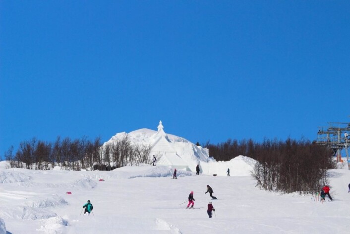 Stavkirken i snø er godt synlig over hele Beitostølen. (Foto: DestinasjonsKirurgene) Stavkirken i snø er godt synlig over hele Beitostølen. (Foto: DestinasjonsKirurgene)