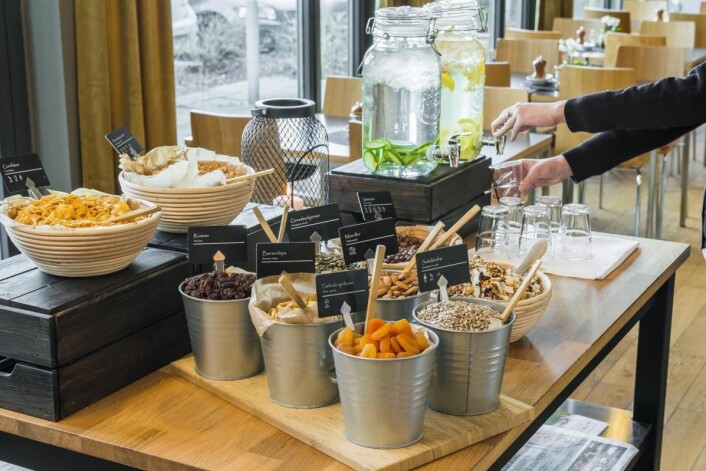 – Vi har et litt mindre utvalg til frokost enn de store kjedene, men tilbyr en god skandinavisk frokost, sier Ørjan Kjærstad. (Foto: Smarthotel) – Vi har et litt mindre utvalg til frokost enn de store kjedene, men tilbyr en god skandinavisk frokost, sier Ørjan Kjærstad. (Foto: Smarthotel)