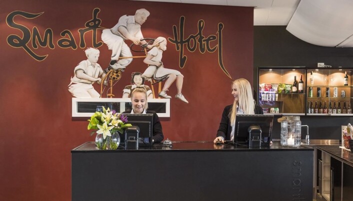 Smartvertene hjelper deg gjennom hotellhverdagen på de forskjellige hotellene i Smarthotel. Her Malin Tønnessen (til venstre) og Solveig Nakken. Sistnevnte er også salgsleder på Smarthotel Forus. (Foto: Smarthotel) Smartvertene hjelper deg gjennom hotellhverdagen på de forskjellige hotellene i Smarthotel. Her Malin Tønnessen (til venstre) og Solveig Nakken. Sistnevnte er også salgsleder på Smarthotel Forus. (Foto: Smarthotel)