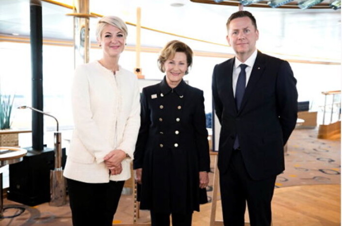 Dronning Sonja flankert av Hurtigrutens konsernsjef Daniel Skjeldam og Julie Ebbing, en av kunstnerne som gjennom samarbeidsavtalen mellom QSPA og Hurtigruten skal delta i utsmykkingen av MS Roald Amundsen. (Foto: Pontus Höök/Hurtigruten) Dronning Sonja flankert av Hurtigrutens konsernsjef Daniel Skjeldam og Julie Ebbing, en av kunstnerne som gjennom samarbeidsavtalen mellom QSPA og Hurtigruten skal delta i utsmykkingen av MS Roald Amundsen. (Foto: Pontus Höök/Hurtigruten)