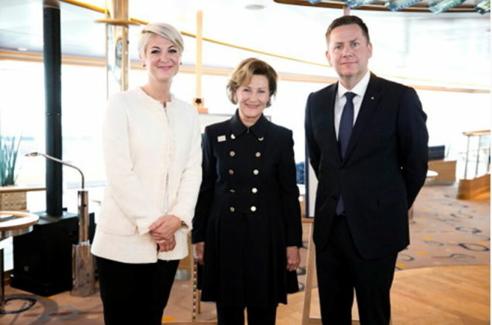Dronning Sonja flankert av Hurtigrutens konsernsjef Daniel Skjeldam og Julie Ebbing, en av kunstnerne som gjennom samarbeidsavtalen mellom QSPA og Hurtigruten skal delta i utsmykkingen av MS Roald Amundsen. (Foto: Pontus Höök/Hurtigruten)
