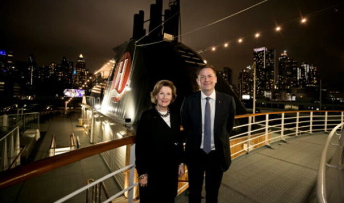 Om bord på Hurtigrutens MS Fram med Manhattans skyline i bakgrunnen, offentliggjorde HM Dronning Sonja og Hurtigrutens konsernsjef Daniel Skjeldam samarbeidet mellom QSPA og Hurtigruten. (Foto: Pontus Höök/Hurtigruten) Om bord på Hurtigrutens MS Fram med Manhattans skyline i bakgrunnen, offentliggjorde HM Dronning Sonja og Hurtigrutens konsernsjef Daniel Skjeldam samarbeidet mellom QSPA og Hurtigruten. (Foto: Pontus Höök/Hurtigruten)