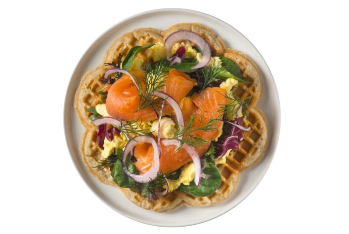 Når nå Pink Fish åpner i Grensen, lanseres også et frokostkonsept. Hva med en grovsaltet vaffel med røkt laks og eggerøre? (Foto: Pink Fish) Når nå Pink Fish åpner i Grensen, lanseres også et frokostkonsept. Hva med en grovsaltet vaffel med røkt laks og eggerøre? (Foto: Pink Fish) 