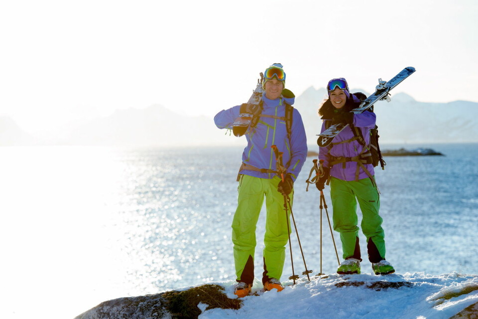 Kokk Fredrik Lundgren og Nina Kristine Madsen-Geelmuyden på tur. (Foto: Norwegian Adventure Company)
