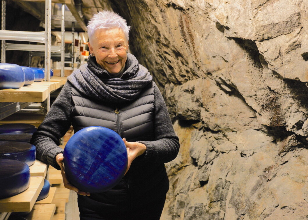 Direktør hos Blaafarveværket, Tone Sinding Steinsvik, foran ostetunnelen 200 meter inne i Koboltgruvene i Modum der den prisbelønnede gruveosten ligger og godgjør seg. (Foto: www.persollerman.com) Direktør hos Blaafarveværket, Tone Sinding Steinsvik, foran ostetunnelen 200 meter inne i Koboltgruvene i Modum der den prisbelønnede gruveosten ligger og godgjør seg. (Foto: www.persollerman.com)