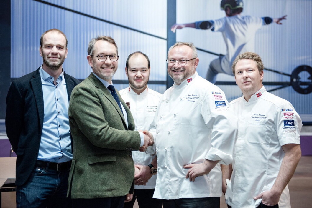 Fra venstre markedsdirektør i Jernia, Trygve Haldorsen, administrerende direktør i Jernia, Espen Karlsen, norsk Bocuse d’Or-kandidat Christian André Pettersen, styreleder Bent Stiansen og coach Gunnar Hvarnes. (Foto: Aleksander Andersen) Fra venstre markedsdirektør i Jernia, Trygve Haldorsen, administrerende direktør i Jernia, Espen Karlsen, norsk Bocuse d’Or-kandidat Christian André Pettersen, styreleder Bent Stiansen og coach Gunnar Hvarnes. (Foto: Aleksander Andersen)