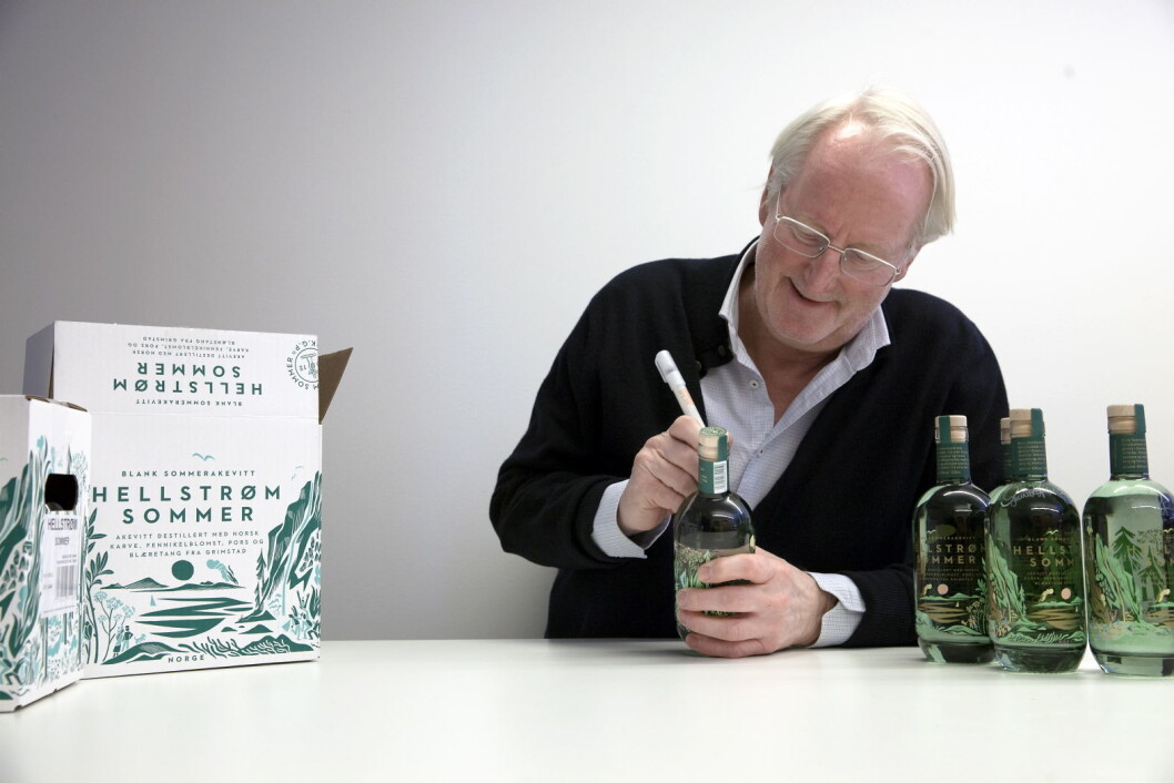 Eyvind Hellstrøm har signert 100 flasker, som nå er på vei til Vinmonopolet. (Foto: Moestue) Eyvind Hellstrøm har signert 100 flasker, som nå er på vei til Vinmonopolet. (Foto: Moestue)