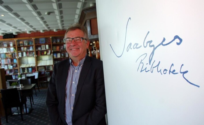 Harald Mical Jakobsen ved inngangen til Saabyes bibliotek på Sortland Hotell. (Foto: Morten Holt) Harald Mical Jakobsen ved inngangen til Saabyes bibliotek på Sortland Hotell. (Foto: Morten Holt)