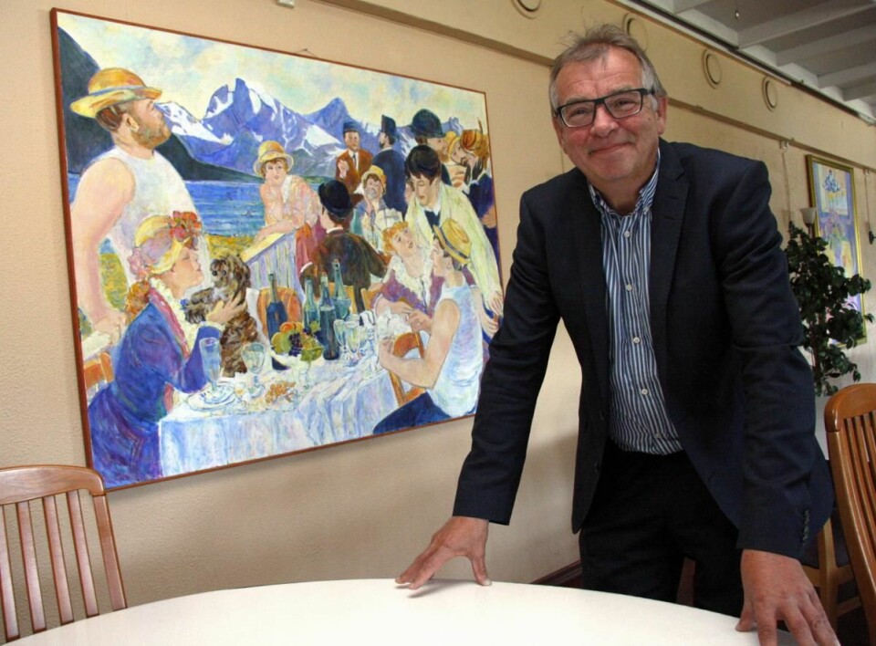 Harald Mical Jakobsen foran et bilde malt av den lokale kunstneren Tove Hov Jacobsen. (Foto: Morten Holt)