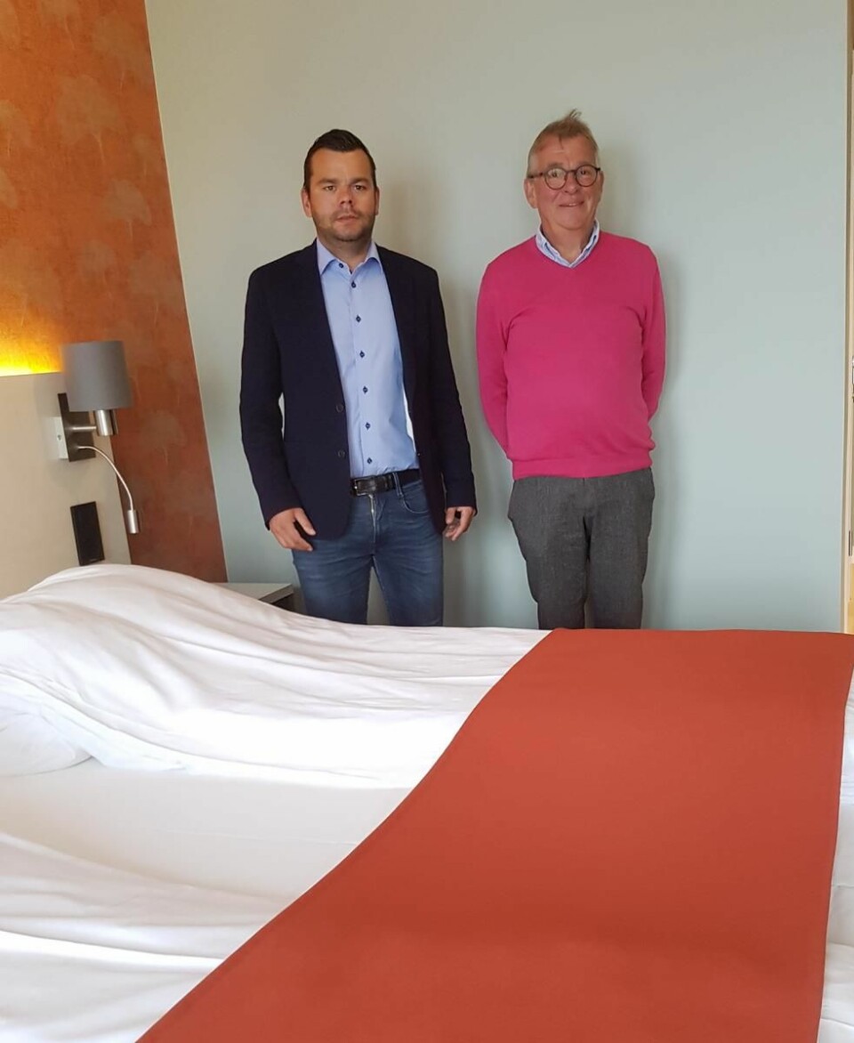 Espen og Harald M. Jakobsen på ett av de nye rommene på Sortland Hotell. (Foto: Sortland Hotell)