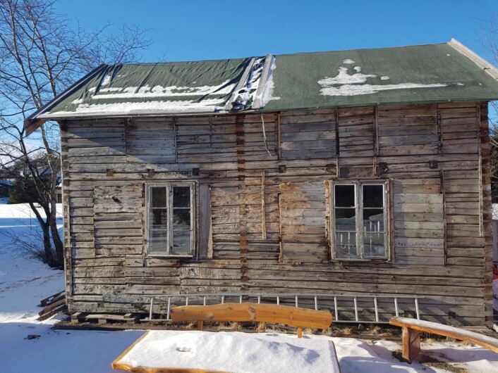 Nå er en gammel gråsteinsmur, som stua skal stå på, på plass, og straks starter arbeidet med å restaurere den gamle tømmerbygningen, som skal bli hotellets «dikterstue». (Foto: Sortland Hotell) Nå er en gammel gråsteinsmur, som stua skal stå på, på plass, og straks starter arbeidet med å restaurere den gamle tømmerbygningen, som skal bli hotellets «dikterstue». (Foto: Sortland Hotell)